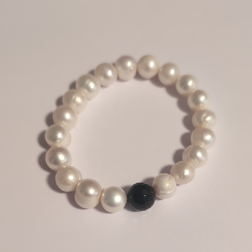 Elegant Pearl Bracelet with Black Accent